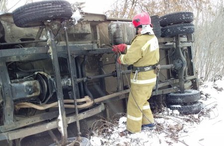Под Одессой спасатели достали из кювета автомобиль (фото)