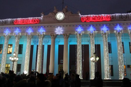 Огни главной новогодней елки города зажглись в День святого Николая (фоторепортаж)