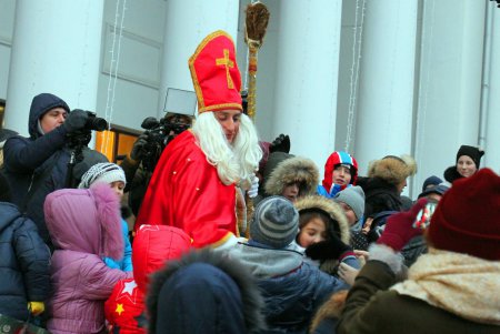 Огни главной новогодней елки города зажглись в День святого Николая (фоторепортаж)
