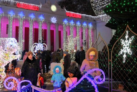Огни главной новогодней елки города зажглись в День святого Николая (фоторепортаж)
