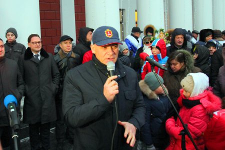 Огни главной новогодней елки города зажглись в День святого Николая (фоторепортаж)
