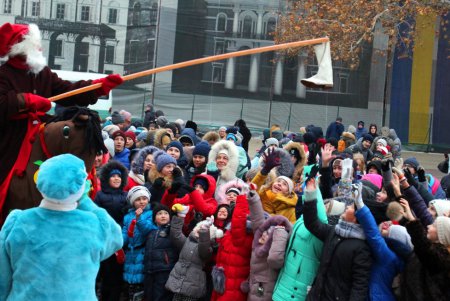 Огни главной новогодней елки города зажглись в День святого Николая (фоторепортаж)