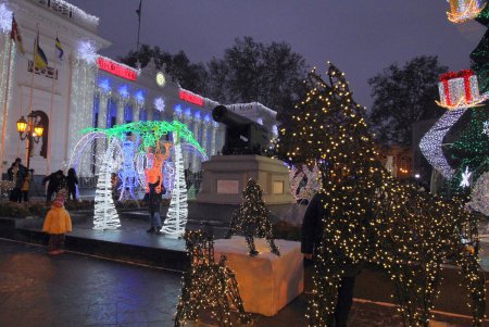 Огни главной новогодней елки города зажглись в День святого Николая (фоторепортаж)