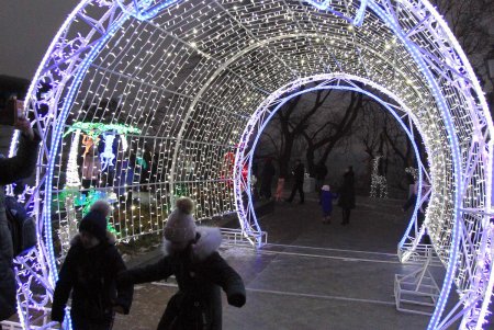 Огни главной новогодней елки города зажглись в День святого Николая (фоторепортаж)