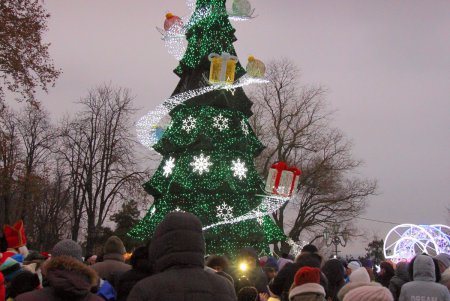 Огни главной новогодней елки города зажглись в День святого Николая (фоторепортаж)