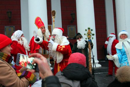Огни главной новогодней елки города зажглись в День святого Николая (фоторепортаж)