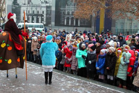 Огни главной новогодней елки города зажглись в День святого Николая (фоторепортаж)