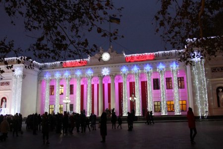 Огни главной новогодней елки города зажглись в День святого Николая (фоторепортаж)