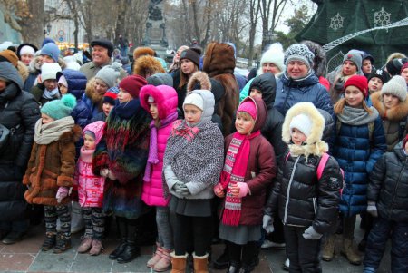 Огни главной новогодней елки города зажглись в День святого Николая (фоторепортаж)