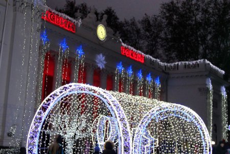 Огни главной новогодней елки города зажглись в День святого Николая (фоторепортаж)