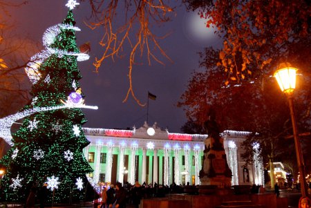 Огни главной новогодней елки города зажглись в День святого Николая (фоторепортаж)