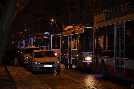 Новогоднее настроение: по улицам Одессы проехали красочные троллейбусы (фото)