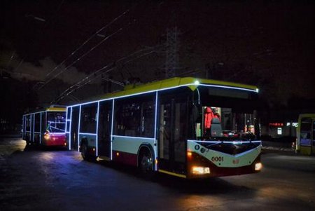Новогоднее настроение: по улицам Одессы проехали красочные троллейбусы (фото)