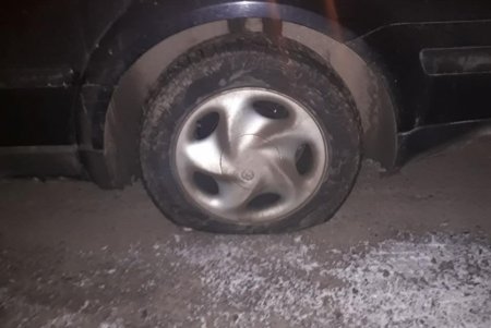В центре Одессы хулиган порезал шины автомобиля