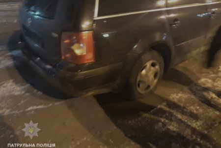 В центре Одессы хулиган порезал шины автомобиля