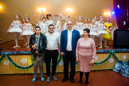 Воспитанниц детского дома-интерната в селе Красноселка поздравили с новогодними праздниками
