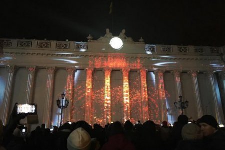 В центре Одессы показали «Дирижера света» (фото, видео)