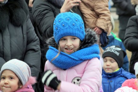 В Малиновском районе Одессы торжественно открыли елку (фото)