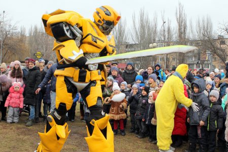 В Малиновском районе Одессы торжественно открыли елку (фото)