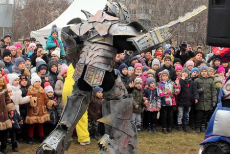 В Малиновском районе Одессы торжественно открыли елку (фото)