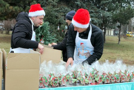 В Малиновском районе Одессы торжественно открыли елку (фото)