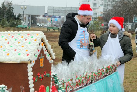 В Малиновском районе Одессы торжественно открыли елку (фото)