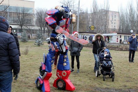 В Малиновском районе Одессы торжественно открыли елку (фото)