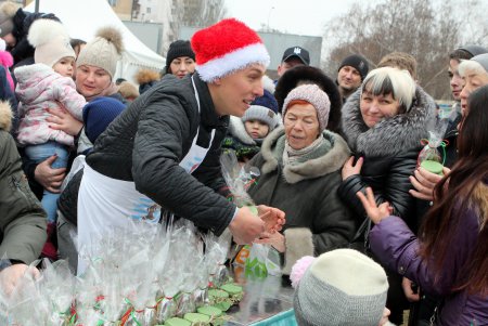 В Малиновском районе Одессы торжественно открыли елку (фото)