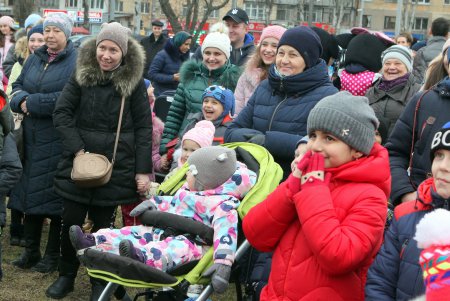 В Малиновском районе Одессы торжественно открыли елку (фото)