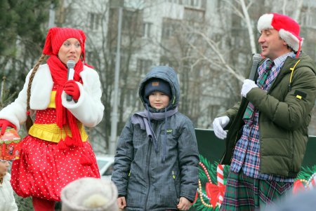 В Малиновском районе Одессы торжественно открыли елку (фото)