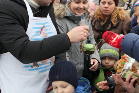 В Малиновском районе Одессы торжественно открыли елку (фото)