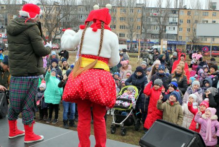 В Малиновском районе Одессы торжественно открыли елку (фото)