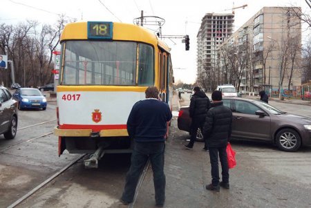 В Одессе трамвай не поделил дорогу с автомобилем (фото)