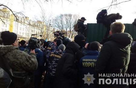 Активисты снесли забор будущего «Догтауна» на 411 батарее: трое задержаны (фото, видео)
