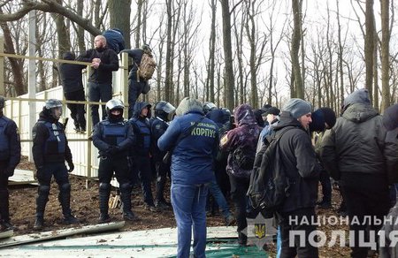 Активисты снесли забор будущего «Догтауна» на 411 батарее: трое задержаны (фото, видео)