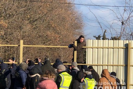 Активисты снесли забор будущего «Догтауна» на 411 батарее: трое задержаны (фото, видео)