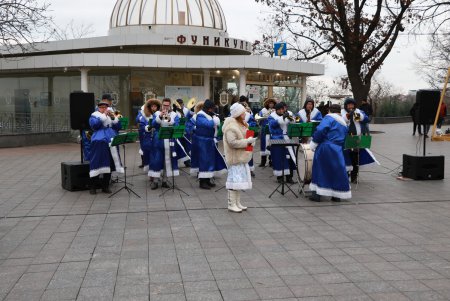 В Одессе открыли арт-елку (фоторепортаж)