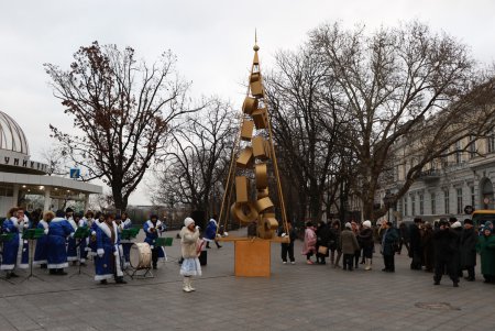 В Одессе открыли арт-елку (фоторепортаж)