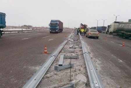 На трассе Одесса-Киев ремонтируют дорожные отбойники (фото)