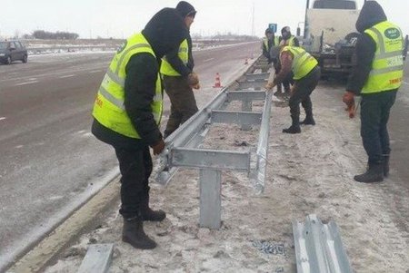 На трассе Одесса-Киев ремонтируют дорожные отбойники (фото)