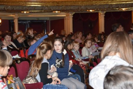 Дети участников АТО посетили новогодний концерт в Одесском оперном театре (фото)