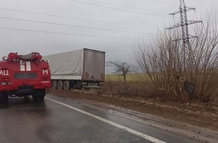 На трассе под Одессой грузовик съехал в кювет (фото)