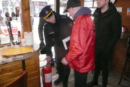 Одесские спасатели провели рейд на Рождественской ярмарке (фото)