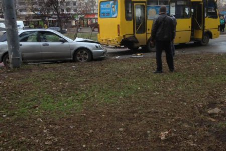 ДТП на Таирова: легковушка врезалась в маршрутку (фото)