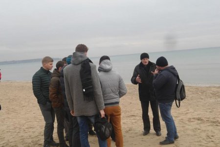 В Лузановке городские чиновники проверили законность забора, возводимого у моря