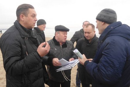 В Лузановке городские чиновники проверили законность забора, возводимого у моря