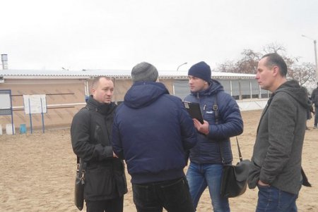 В Лузановке городские чиновники проверили законность забора, возводимого у моря