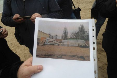 В Лузановке городские чиновники проверили законность забора, возводимого у моря