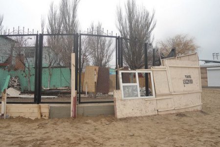 В Лузановке городские чиновники проверили законность забора, возводимого у моря