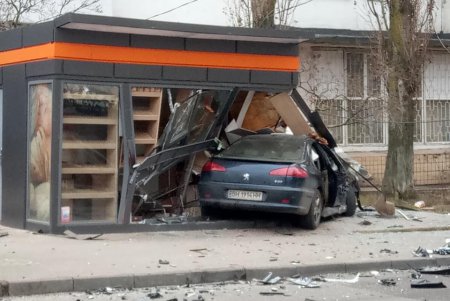 Утреннее ДТП на поселке Котовского: автомобиль въехал в МАФ (фото)